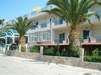 Hotel Tolo מלון