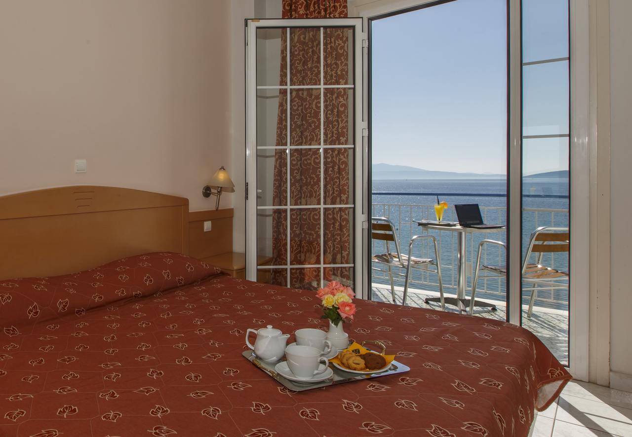 Hotel Tolo מלון 3*