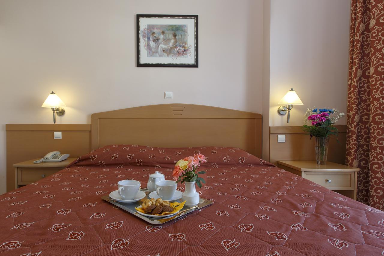 Hotel Tolo מלון