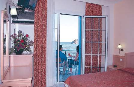 Hotel Tolo מלון